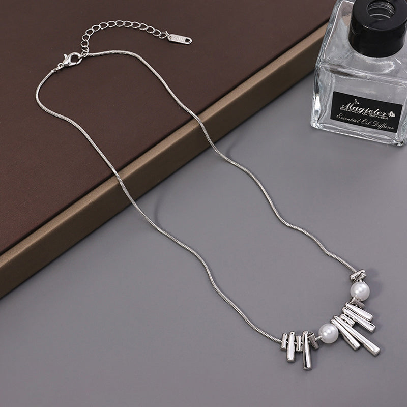 Urban Gleam Bar & Pearl Necklace